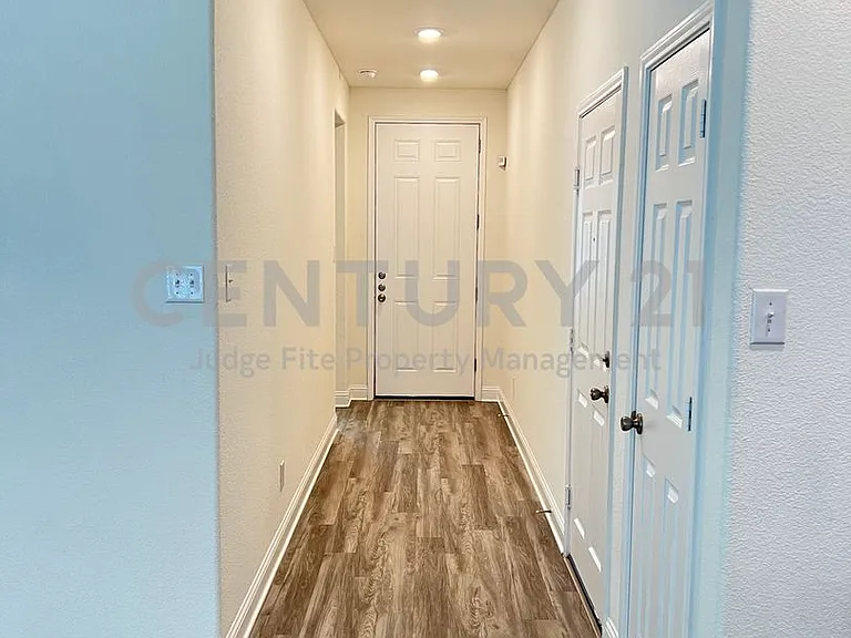 2605 Warren Ln — Photo 2