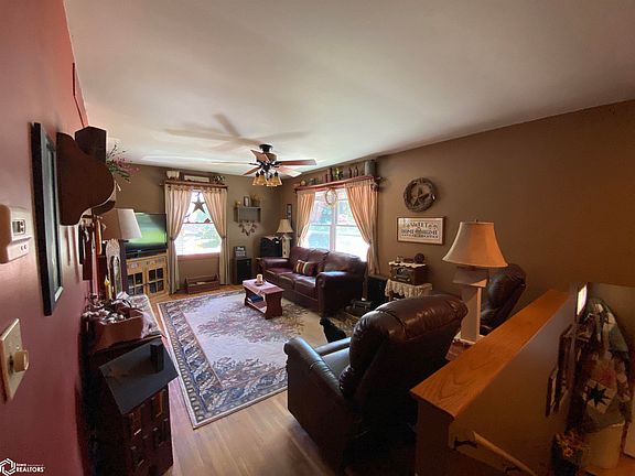 3rd image of 1901 Hillcrest Dr