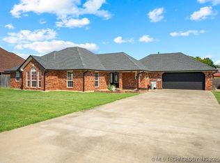 1045 W McIntosh Ave, Checotah, OK 74426