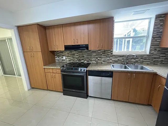 230 SW 65th Way — Photo 4