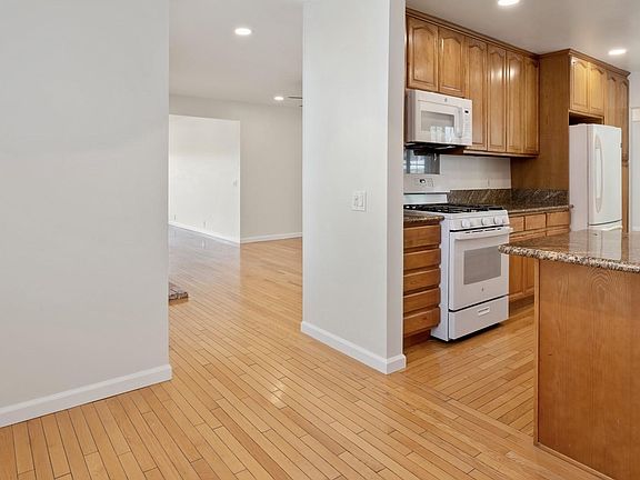 5th image of 633 Greenbank Ave