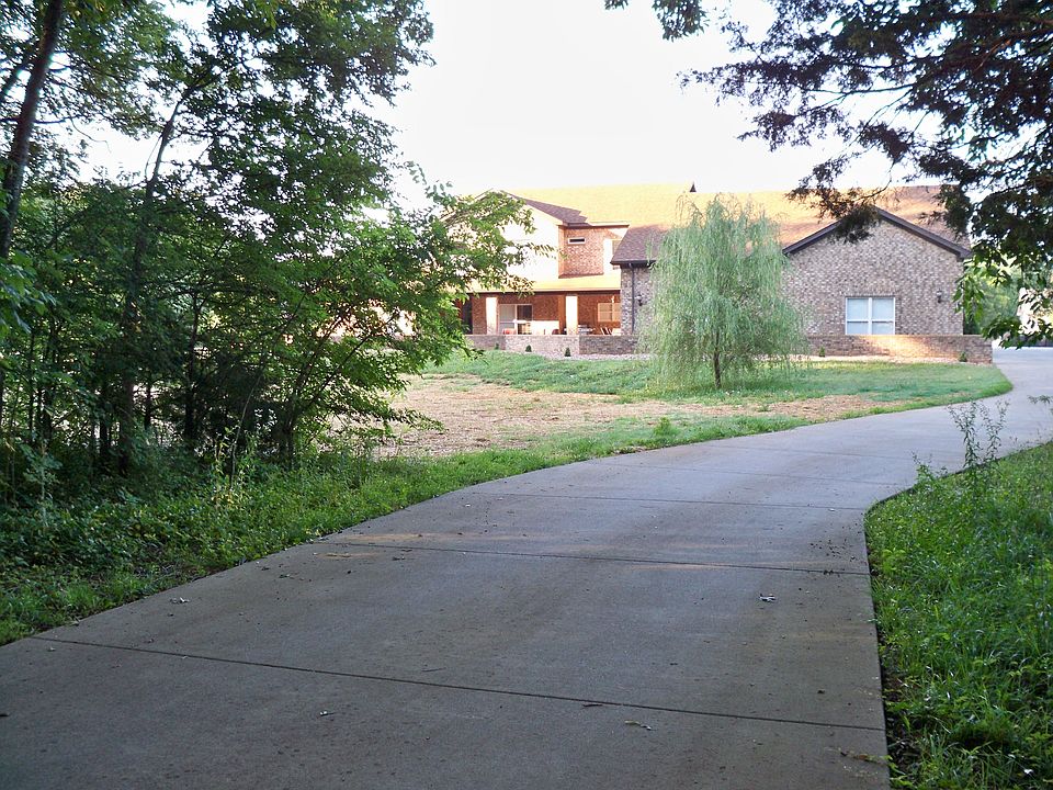 Driveway to front of house