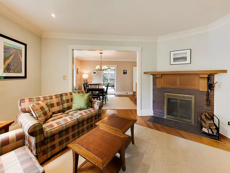 2624 Thayer St — Photo 6