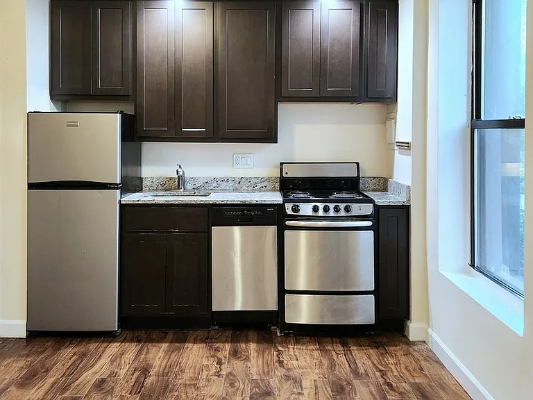1430 N Dearborn Pkwy — Photo 88