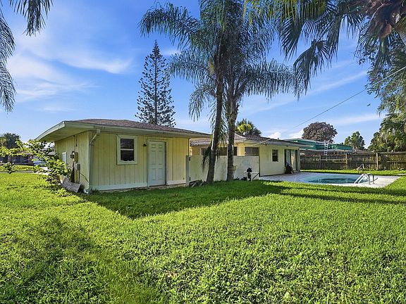 5th image of 854 SE Tierra Court