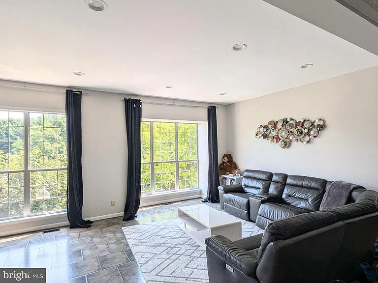 20867 Trinity Sq — Photo 4