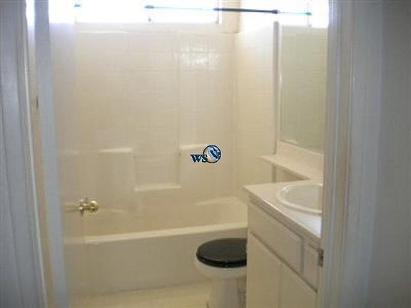 Fully landscape two-story, 4 bedroom 3 Bathroom - Photo 5