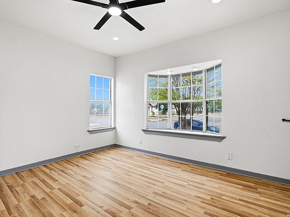 3rd image of 736 W ELSMERE PL