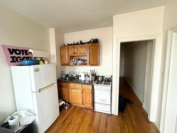 3rd image of 332 Rutland Rd APT D1