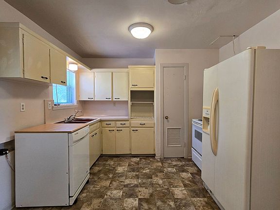 3rd image of 2408 Meadow Ln