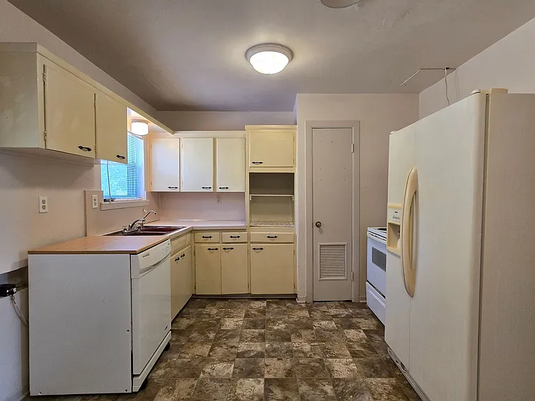 2408 Meadow Ln — Photo 3