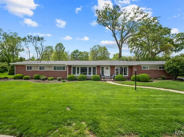 2 Sleepy Hollow Ln, Saint Louis, MO 63132