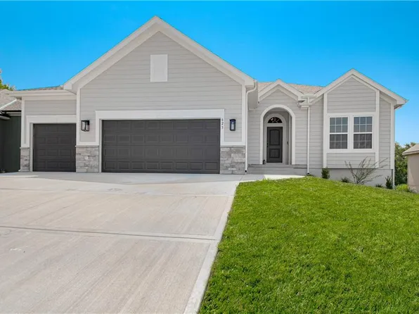 623 E 13th St, Kearney, MO 64060
