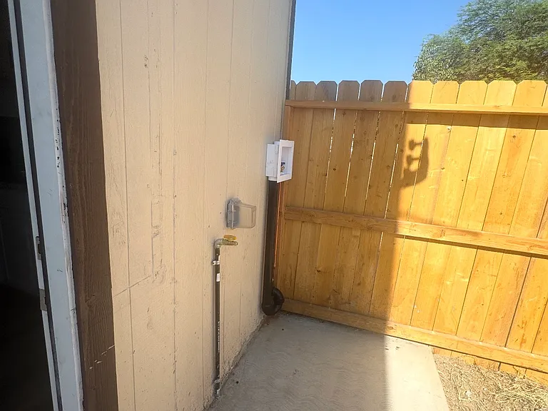 490 W Commercial Ave — Photo 9