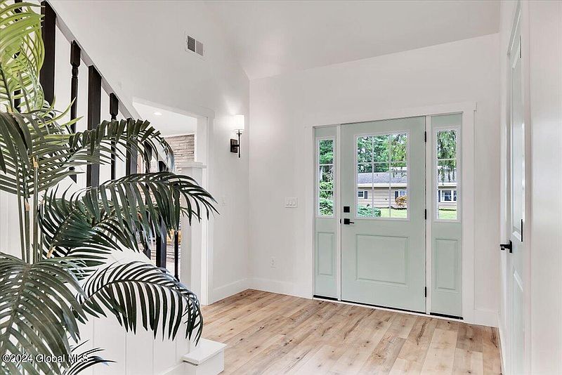5th image of 32 Kirby Road