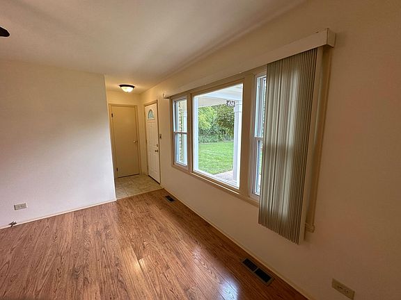 COAT CLOSET AT THE ENTERANCE