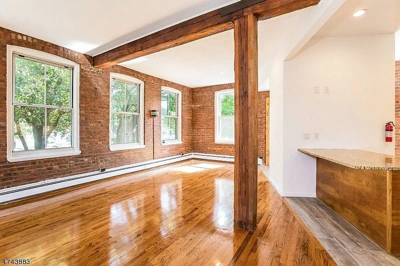 3 bed, 2.5 bath, 1900 sqft, $6,350 — Photo 3