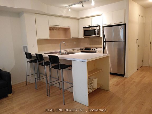 2nd image of 21 Carlton St #306