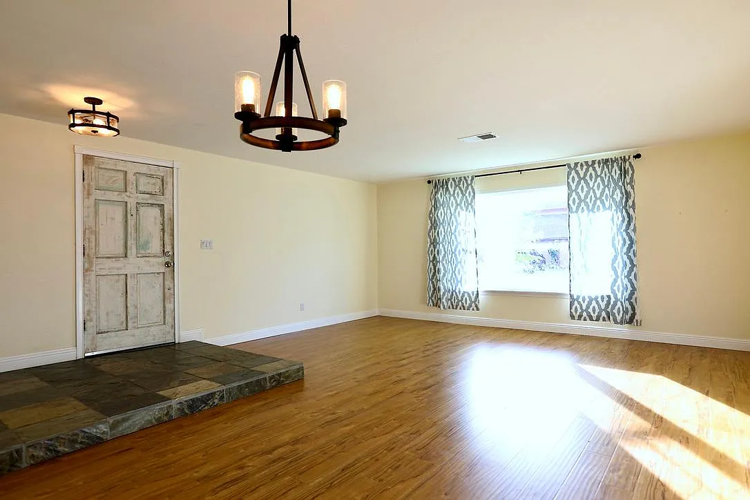 4 bed, 2000 sqft, $2,350 — Photo 3