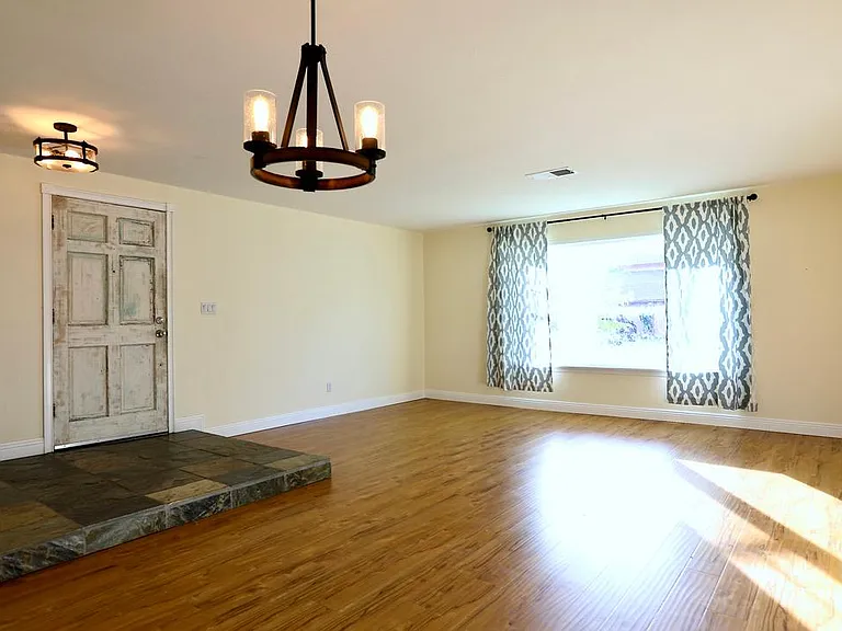 12601 Elyse Pl SE — Photo 3