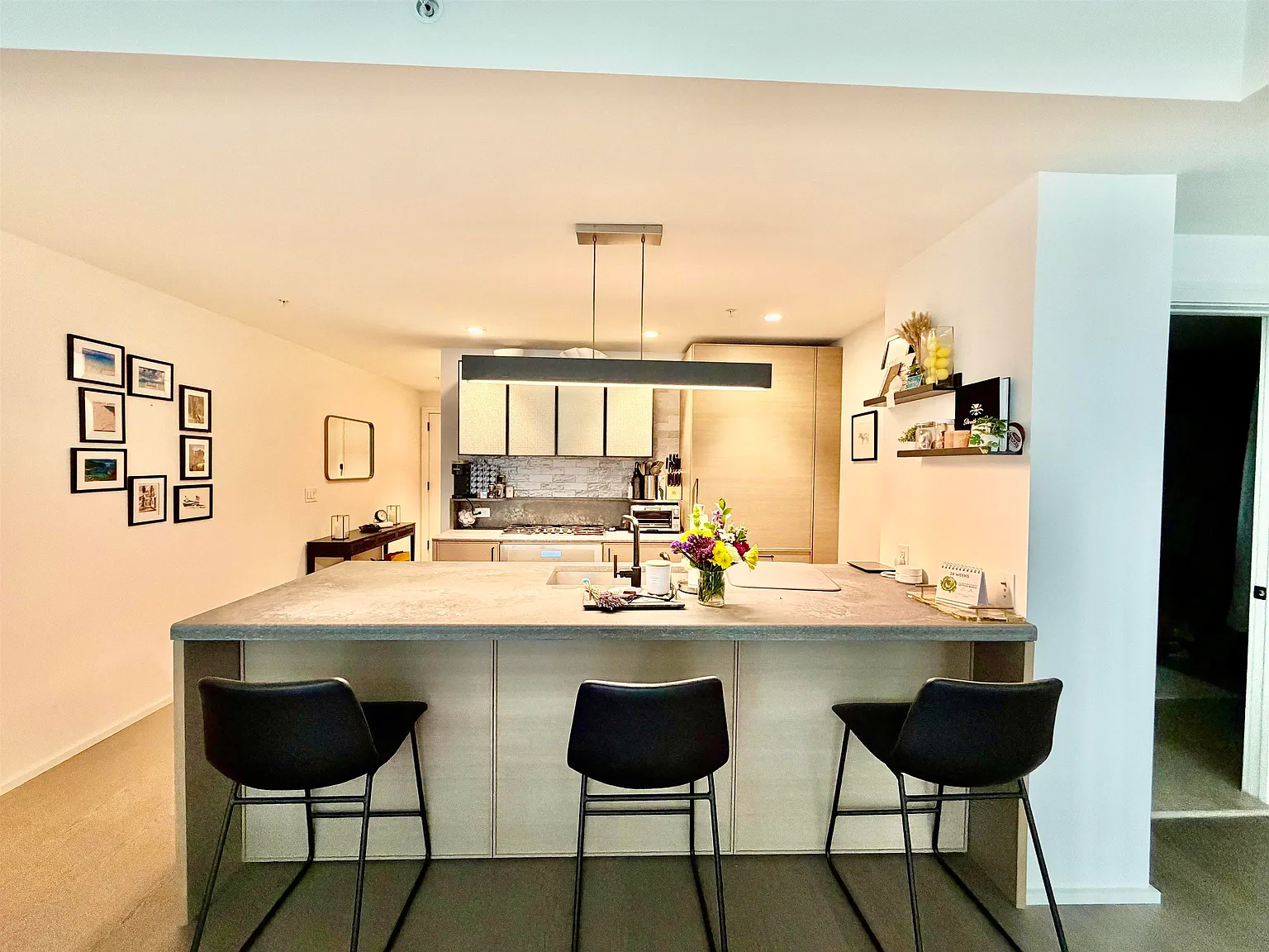 1 bed, 1.0 bath, 918 sqft, $4,300 — Photo 2