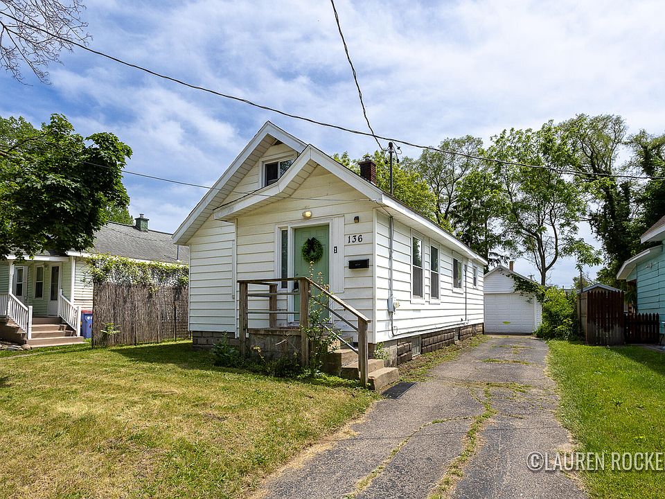 1st image of 136 Meerse St SE