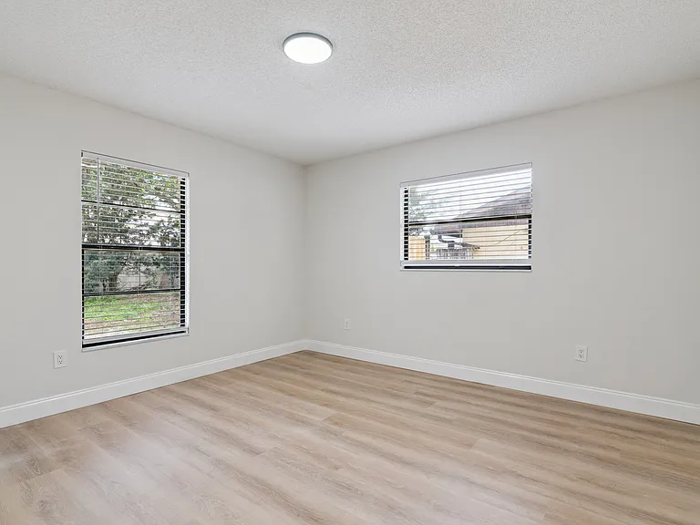 145 E Towne Pl — Photo 11