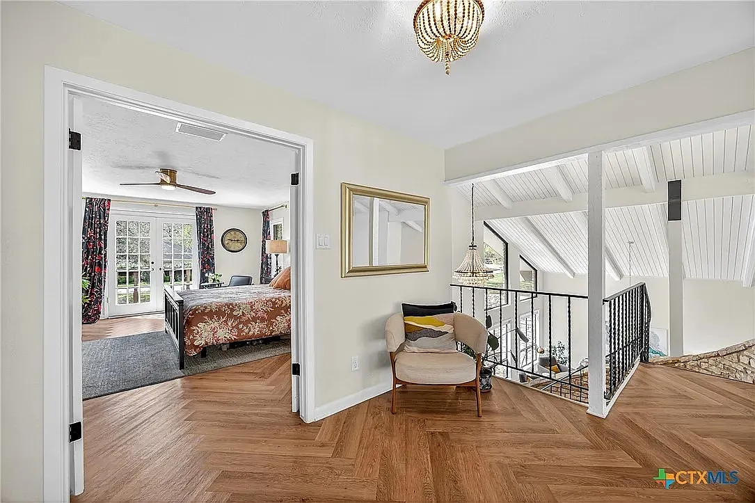 5 bed, 4.5 bath, 4591 sqft, $4,200 — Photo 3
