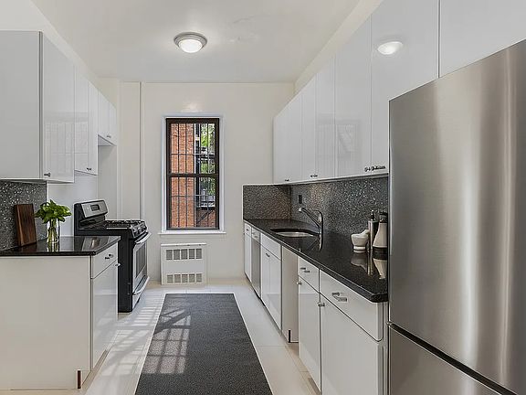3rd image of 215 W 101st St #C