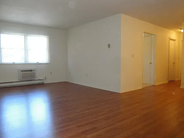 Building Photo - 305 Thomas Dr #8