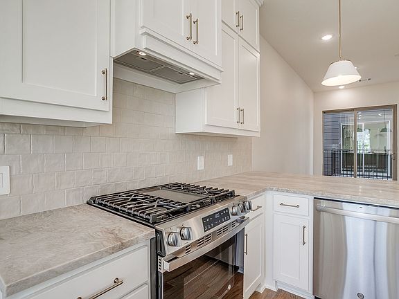 5th image of 2820 Weisenberger St #102