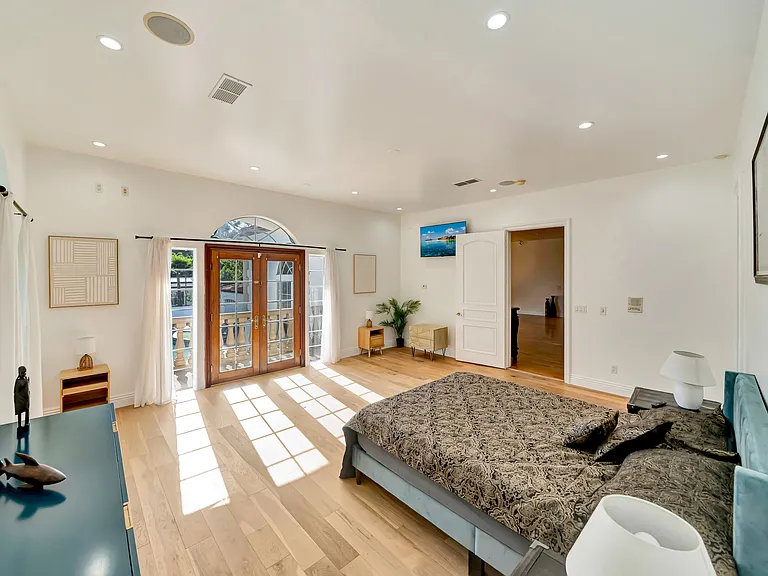 7735 Wilbur Ave — Photo 79