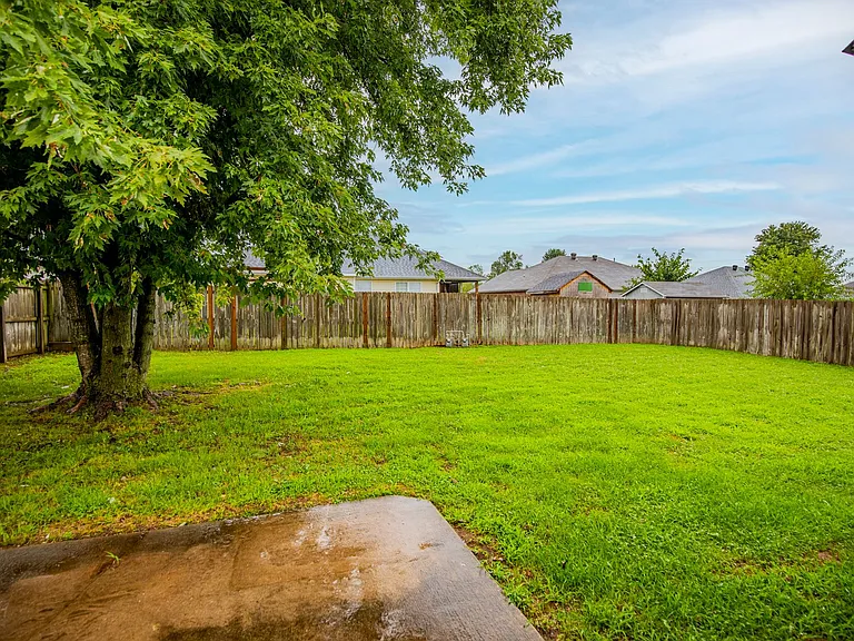908 SW Cheyenne Dr — Photo 17