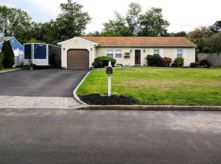 31 Michael Ave, Bellport, NY 11713