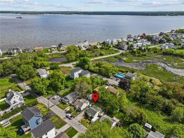 36 Dundas Ave, Warwick, RI 02889