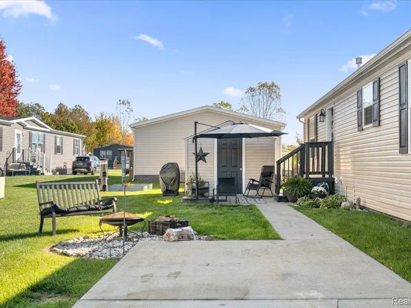 11021 Quail Run Ct, South Lyon, MI 48178