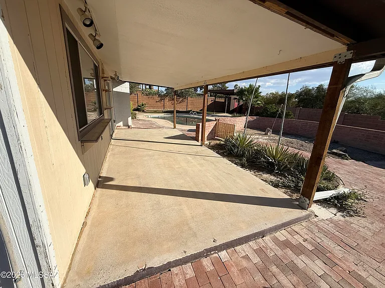 625 N Brown Ave — Photo 3