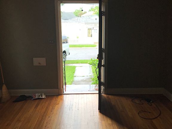 4th image of 2246 Saint Denis St