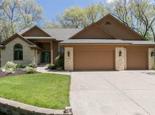 4102 Greystone Dr, Cedar Rapids, IA 52411