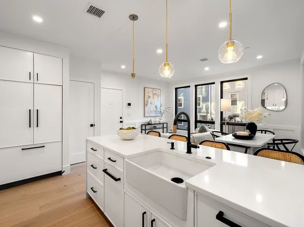 136 W 8th St #2, Boston, MA 02127