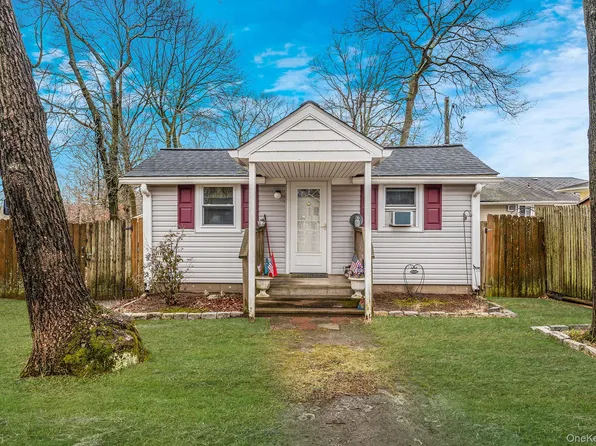 16 Rexmere Avenue, Farmingville, NY 11738