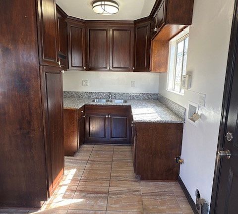 5th image of 836 W Cedar St