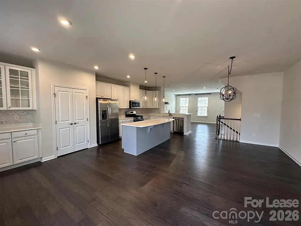 3 bed, 2.5 bath, 2344 sqft, $2,400 — Photo 2