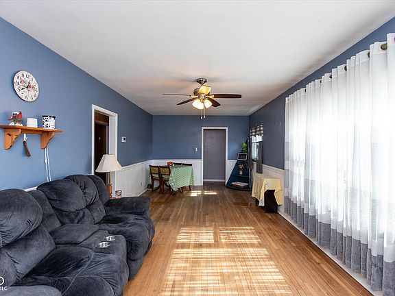 4th image of 3923 Wildwood Dr