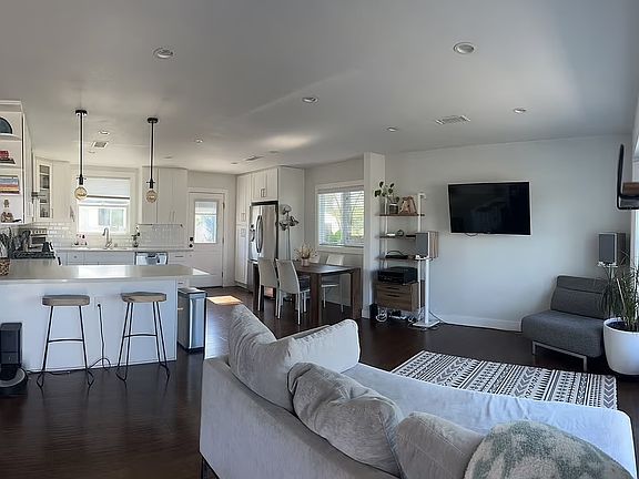 5th image of 10928 S Manhattan Pl