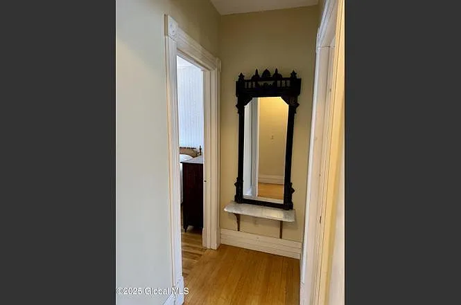 475 Glen St — Photo 2