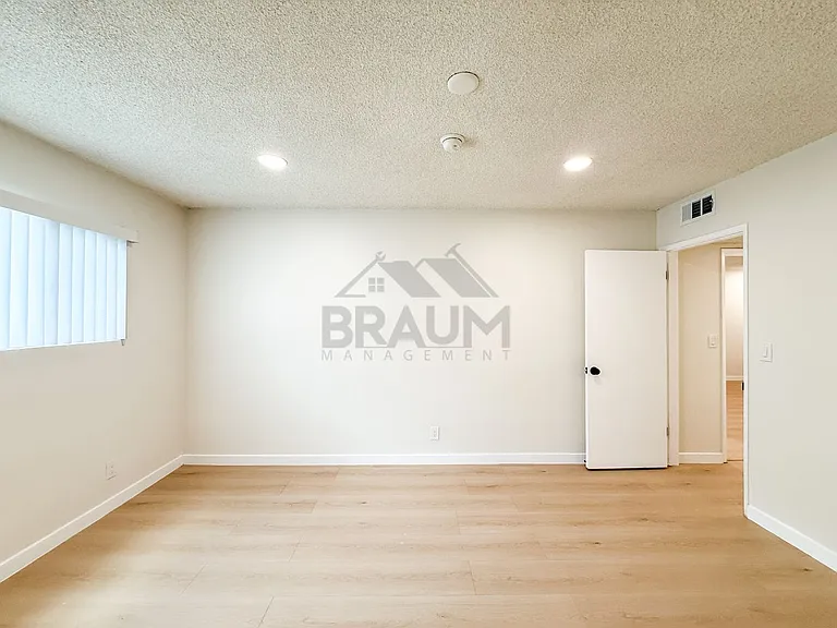 6039 Whitsett Ave — Photo 21