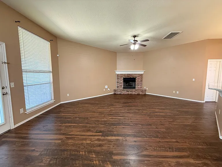 613 Oak Creek Dr — Photo 4