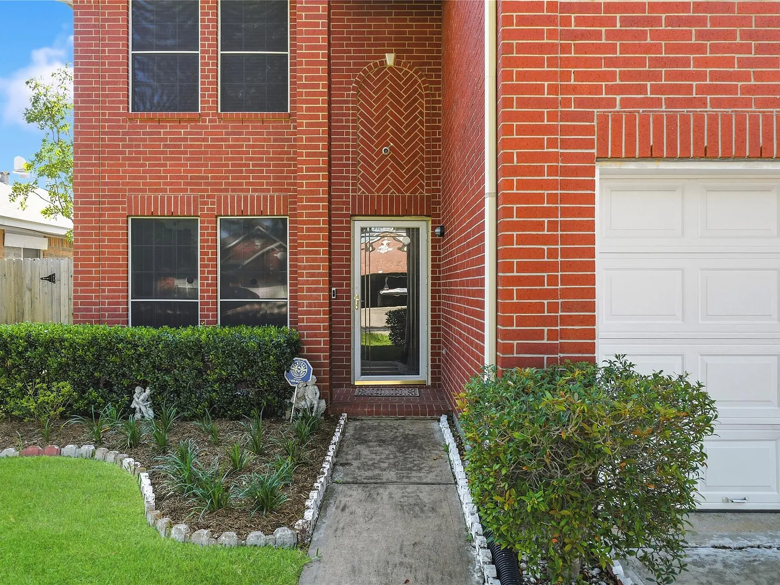 5 bed, 3.0 bath, 2430 sqft, $2,400 — Photo 3