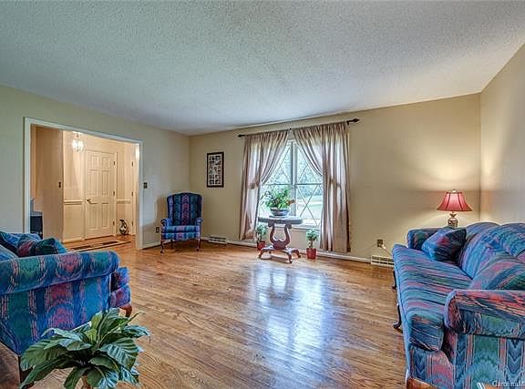 4th image of 3909 Saint Regis Dr